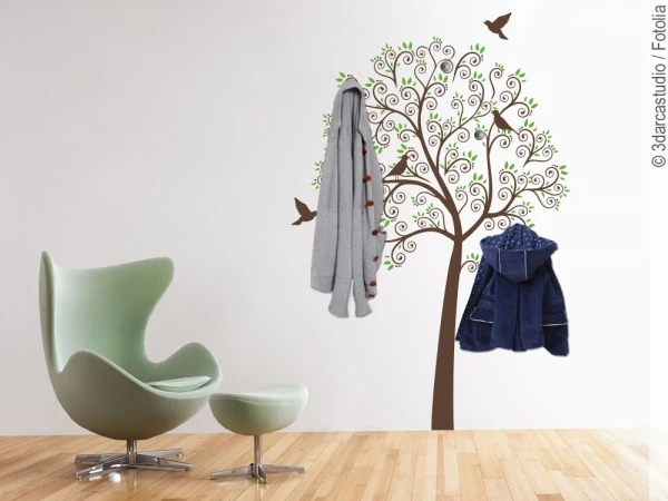Garderobenaufkleber mit buntem Baum