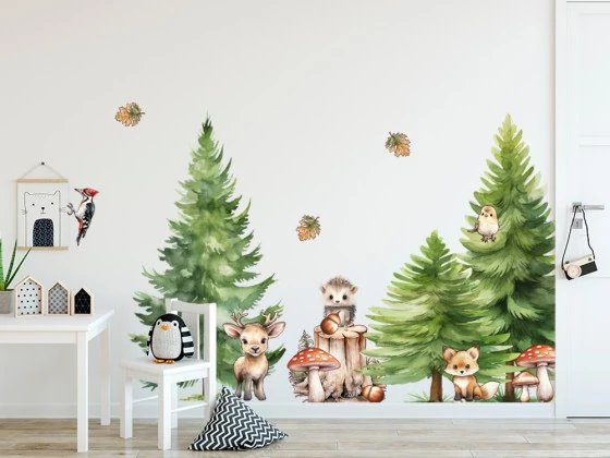 Wandtattoo Set Waldtiere mit Aquarell Tannen auf heller Wand im Kinderzimmer