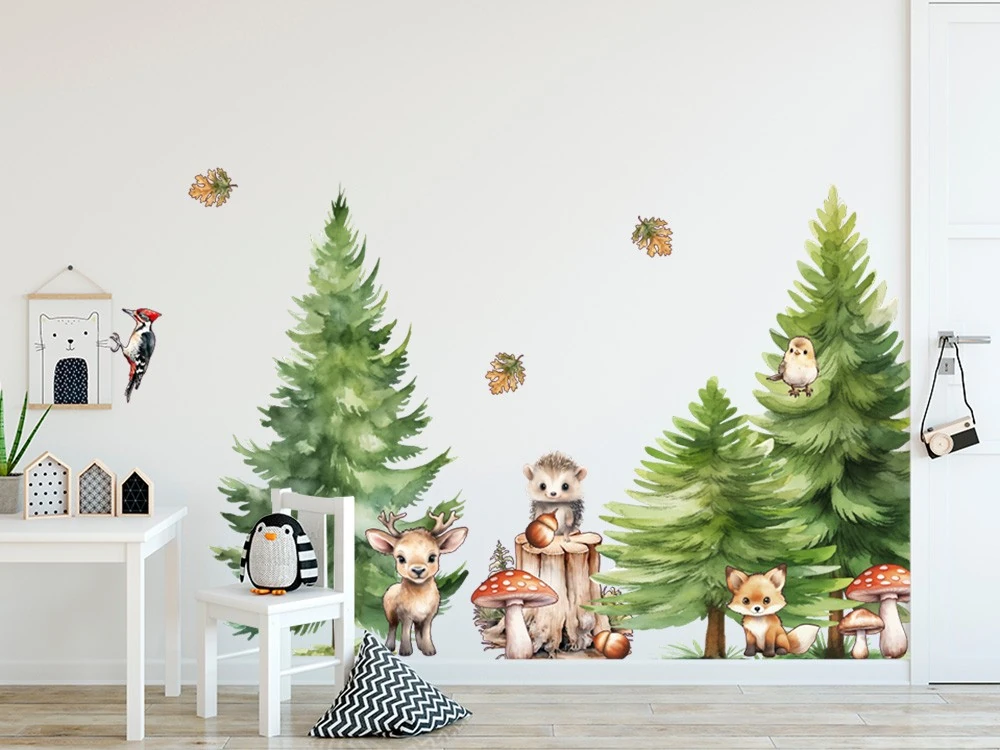 Wandtattoo Set Waldtiere mit Aquarell Tannen auf heller Wand im Kinderzimmer